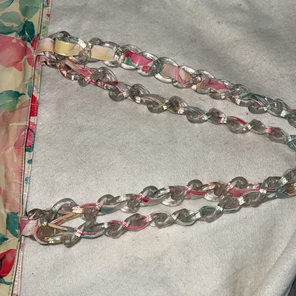 Preloved Chanel white floral vinyl tote bag has a clear plastic resin handles. - Picture 5 of 15